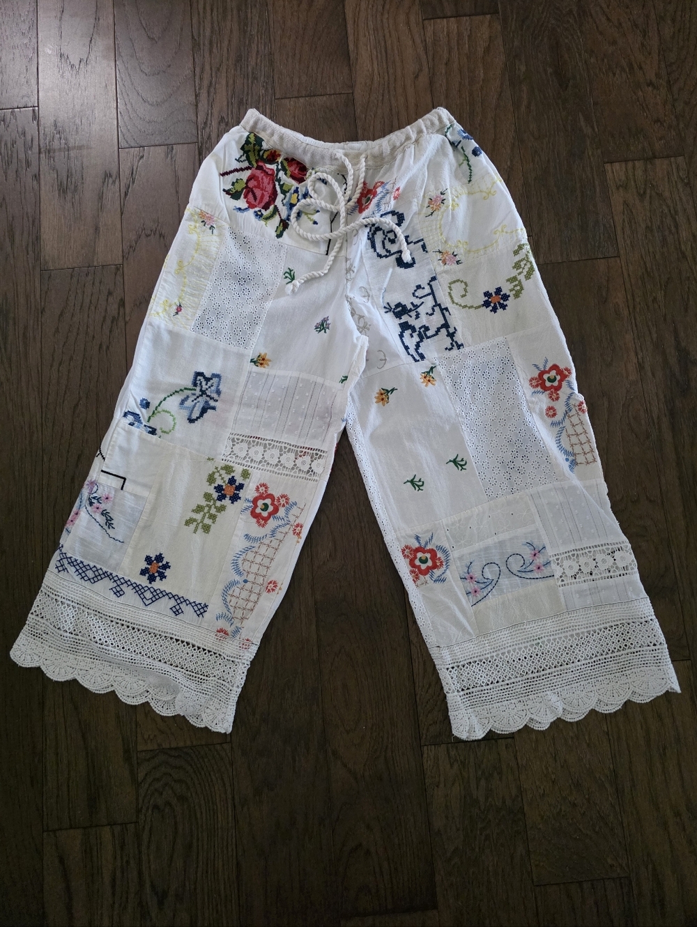 Free People Size XS White Embroidered Patchwork Cropped Pants - Floral Details